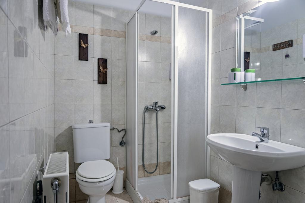 Xenonas Sta Tzakia Hotell Karpenísion Rum bild